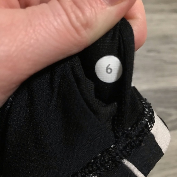 Lululemon Black and White built in bra; size 6 - Picture 8 of 8